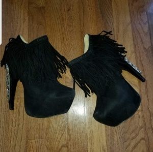 Black fringe with gold plated heel